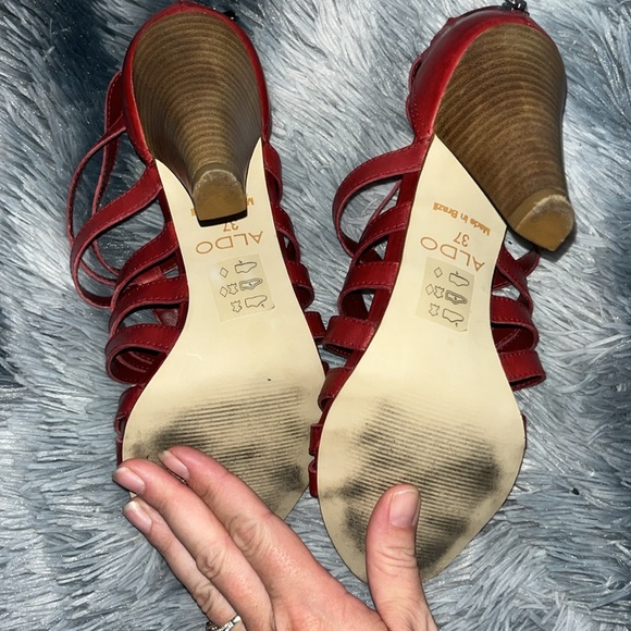 Red shoes with a short heel. - Picture 7 of 8